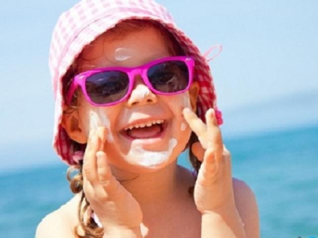 Cho con đeo kính râm mùa hè coi chừng hỏng mắt