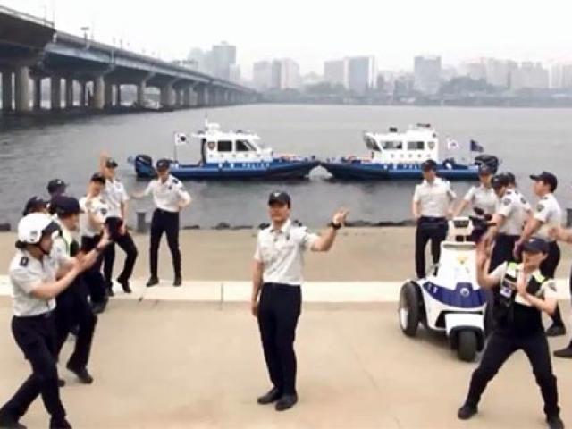 Bạn trẻ - Cuộc sống - Clip: Phát sốt với cảnh sát Hàn Quốc nhảy Running Man