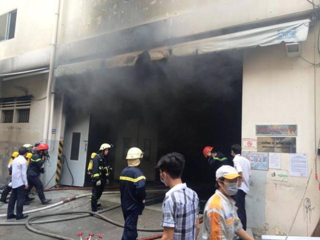 Tin tức trong ngày - Cháy garage ô tô giữa Sài Gòn, nhiều xế hộp suýt ra tro