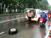 Tin tức trong ngày - Taxi rớt bánh khi chở 7 người đến sân bay Tân Sơn Nhất