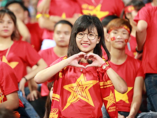Bóng đá - Fan nữ "thắp lửa" Mỹ Đình ở trận Việt Nam gặp Syria