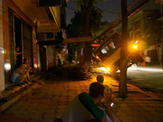 Tin tức trong ngày - HN: Xe tải đè đứt dây điện, cả phố mất ngủ vì nóng