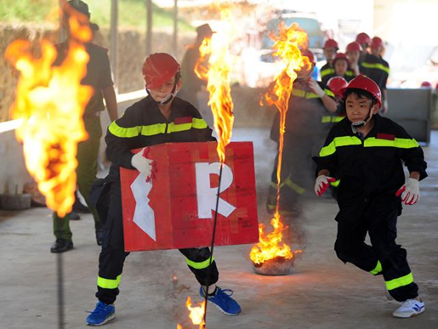 Tin tức trong ngày - Ảnh: "Lính cứu hỏa" nhí mướt mồ hôi trên thao trường