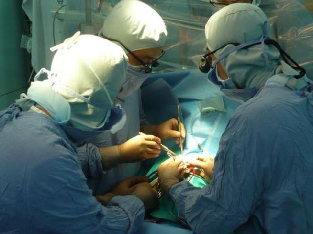 Sức khỏe đời sống - Tạm đình chỉ công tác bác sỹ để quên gạc trong chân bệnh nhân