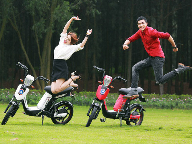 Nhịp sống trẻ - Vân Navy, Bình An nhí nhố bên mốt xe điện mới của giới trẻ