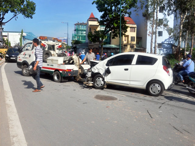 Tin tức trong ngày - Né xe máy, ô tô "đại náo" đường vào sân bay Tân Sơn Nhất