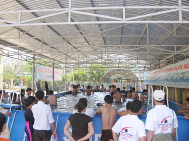 Giáo dục - du học - Nghỉ hè đúng nghĩa, mở cửa trường cho học sinh đọc sách và học bơi