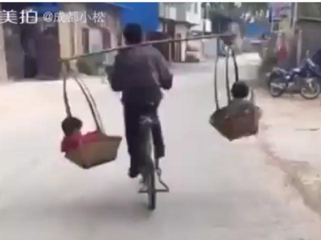 Bạn trẻ - Cuộc sống - Xôn xao clip "bố siêu nhân" gánh hai con trên xe đạp