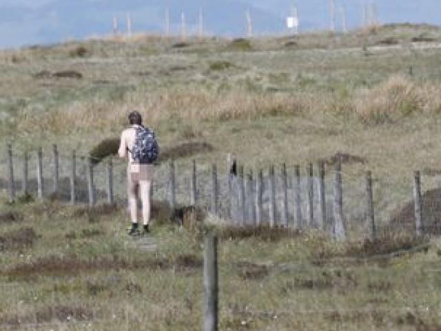 Phi thường - kỳ quặc - Người đàn ông bí ẩn khỏa thân leo núi ở Anh