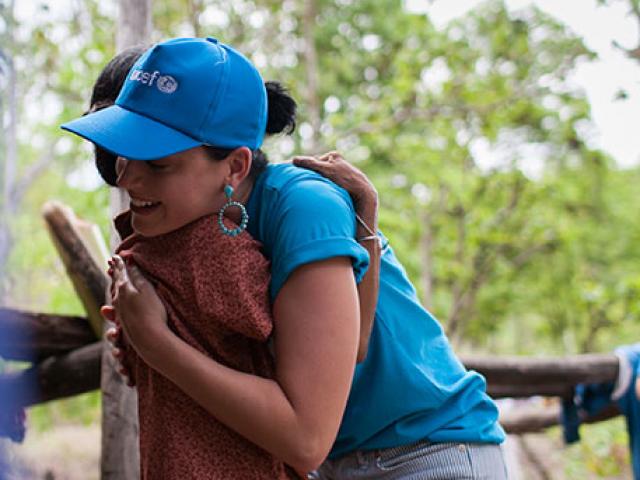 Ca nhạc - MTV - Katy Perry đau lòng sau chuyến từ thiện tại Việt Nam