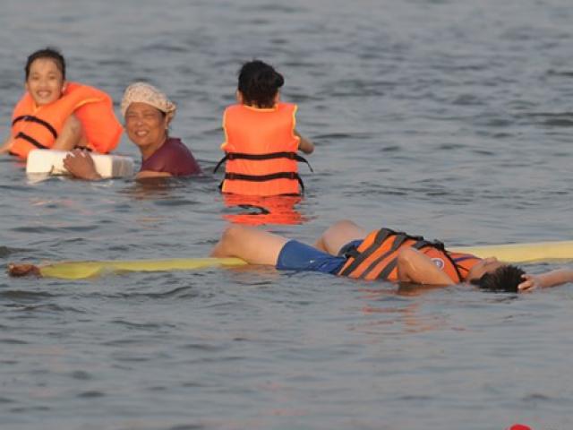 Tin tức trong ngày - Nắng nóng gay gắt, người HN "tắm biển" giữa thành phố