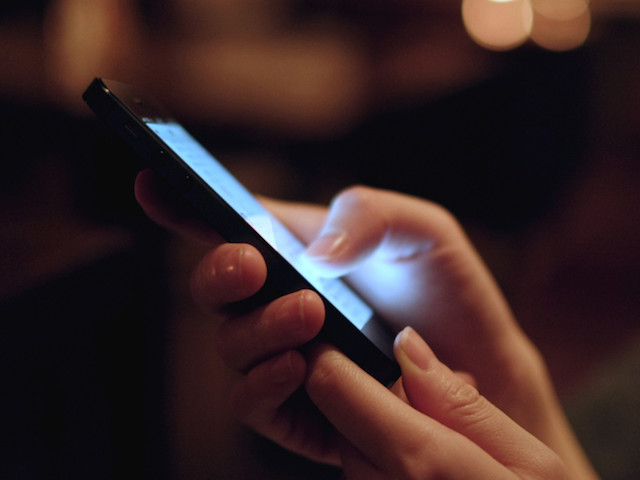 Ánh sáng xanh từ màn hình smartphone có thể gây ”đại dịch”