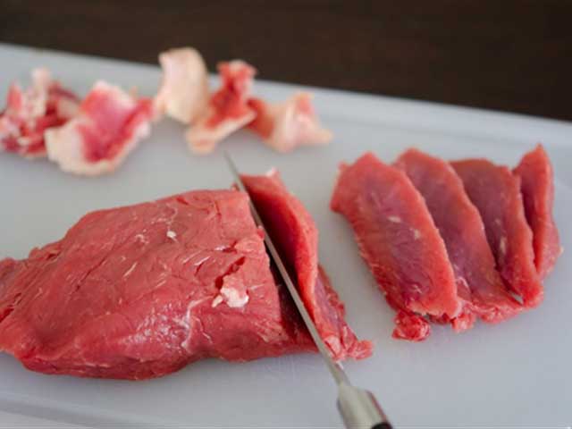 Tin tức trong ngày - TPHCM: "Phù phép" thịt heo thành đặc sản đà điểu