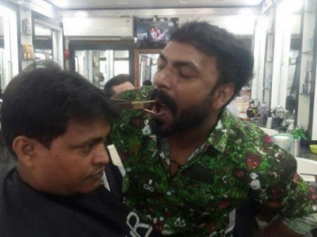 Phi thường - kỳ quặc - Chàng trai Ấn Độ trổ tài cắt tóc bằng miệng