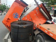 Tin tức trong ngày - Né xe máy &quot;cắt mặt&quot;, tài xế container suýt bị đè chết