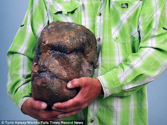 Hòn đá hình sọ người khổng lồ gây tranh cãi ở Mỹ