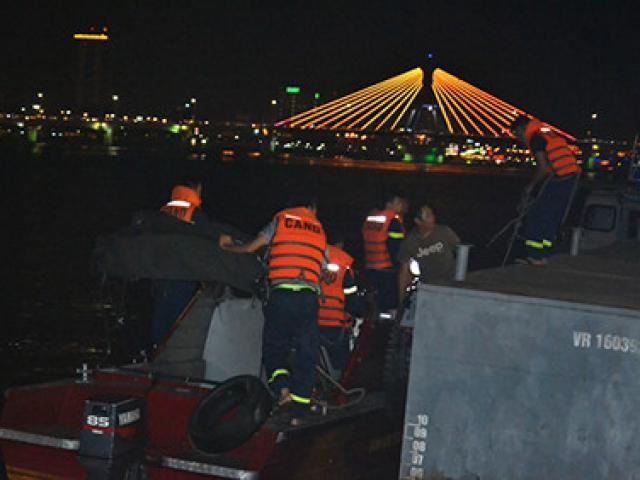 Tàu du lịch chở nhiều trẻ em chìm trên sông Hàn