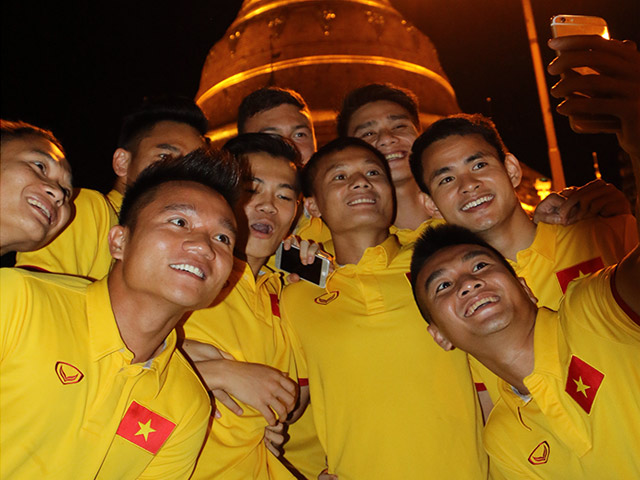 Bóng đá - ĐT Việt Nam: Thầy trò Hữu Thắng thăm chùa Vàng cầu may