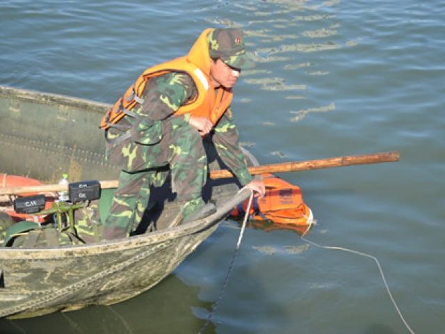 Ảnh: Đặc công lặn tìm nạn nhân vụ chìm tàu sông Hàn