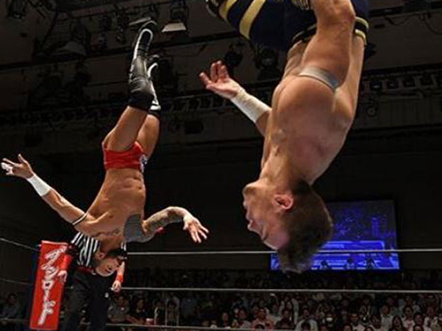 Thể thao - Bay lượn như chim ở trận đấu vật Nhật Bản