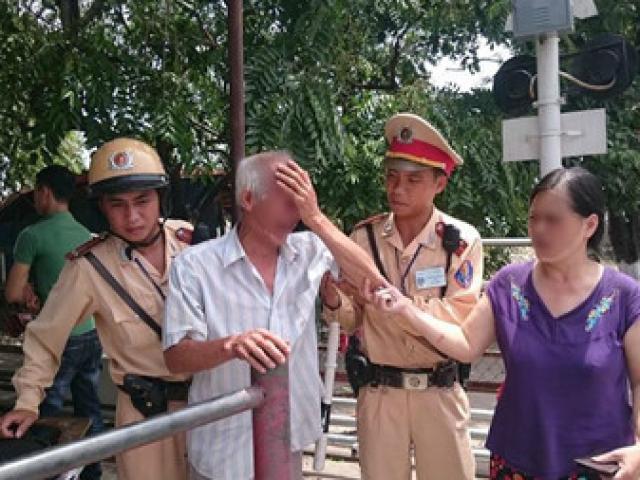 Tin tức trong ngày - CSGT chặn kịp thời, cứu ông cụ định lao xe vào tàu hỏa