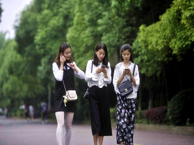 Bạn trẻ - Cuộc sống - Nữ sinh kiếm bộn tiền nhờ việc "đánh thức các chàng trai"