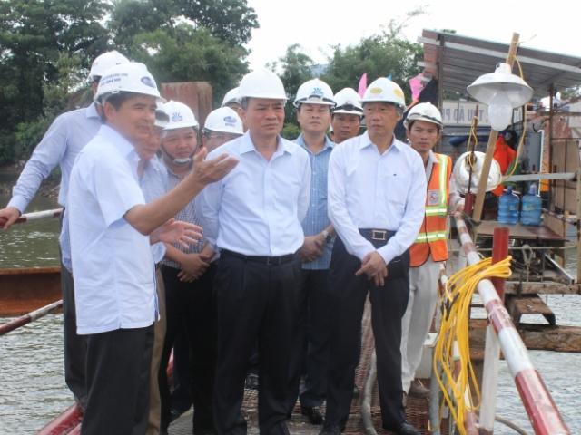 Tin tức trong ngày - Bộ trưởng Bộ GTVT kiểm tra tiến độ thi công cầu Ghềnh