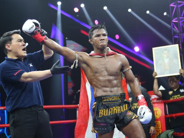 Thể thao - "Ông hoàng Muay Thái" đánh đối thủ "chạy mất dép"