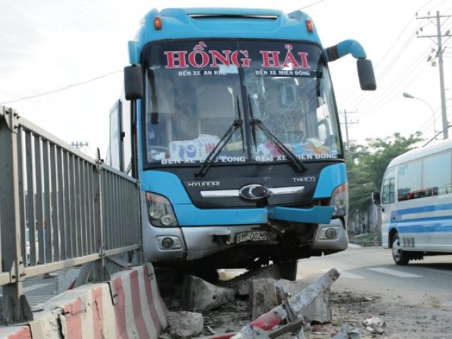 Tin tức trong ngày - TPHCM: Gần 100 người gào khóc trên 2 xe khách tông nhau