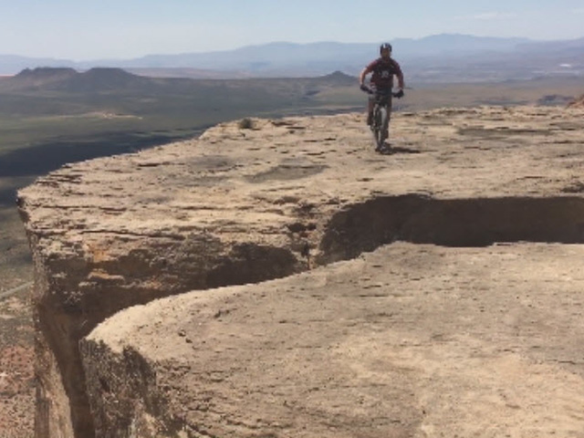 Thể thao - Xe đạp mạo hiểm: Thoát chết thần kỳ trên vách núi