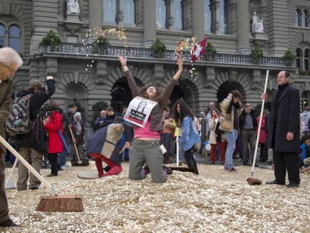 Thế giới - Lí do dân Thụy Sĩ từ chối "nhận không" 56 triệu/tháng