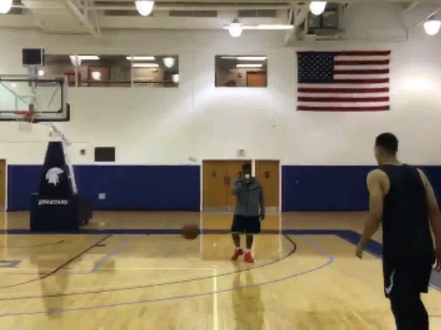 Thể thao - Bóng rổ: Ảo diệu với pha sút bóng vào rổ ghi điểm