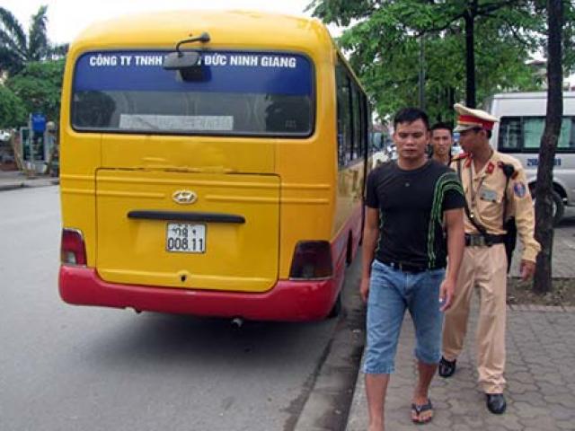 Tin tức trong ngày - CSGT Hà Nội xử lý mạnh tay đối với xe buýt “nhái”