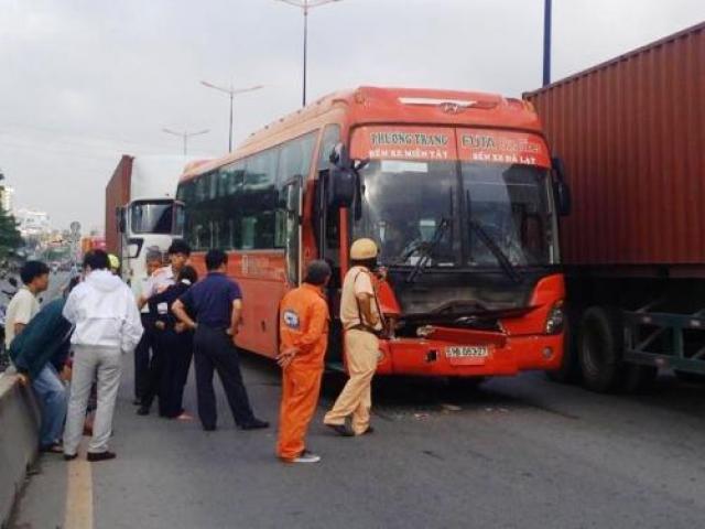 Tin tức trong ngày - Container tông xe giường nằm, hàng chục người la hét
