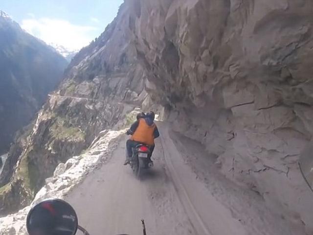 Thế giới - Đi mô tô trên cung đường nguy hiểm nhất thế giới