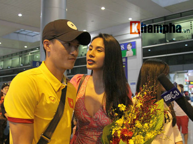 Bóng đá - Thủy Tiên đón Công Vinh làm "náo động" Tân Sơn Nhất