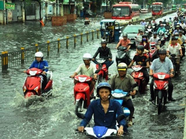 Tin tức trong ngày - Sóng cuồn cuộn trên phố Sài Gòn sau cơn mưa 20 phút