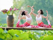 Bạn trẻ - Cuộc sống - Mê tít bộ ảnh yoga tuyệt đẹp giữa đầm sen thơm ngát