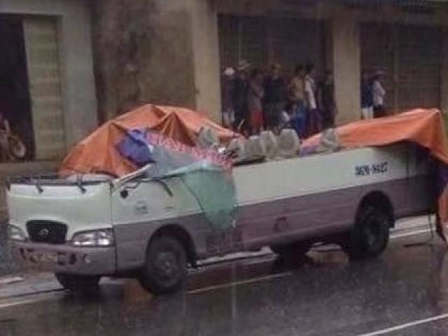 Tin tức trong ngày - Cận cảnh xe khách bị "thổi" bay nóc tại Thanh Hóa