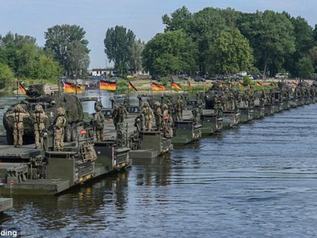 Thế giới - NATO xây cầu bộ binh dài nhất thế giới "dọa" Nga