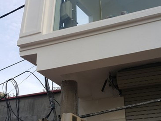 Tin tức trong ngày - Kỳ lạ ngôi nhà “ôm” cột điện giữa Thủ đô