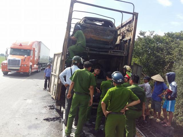 Tin tức trong ngày - Xe container bốc cháy, 4 ô tô con cháy rụi theo