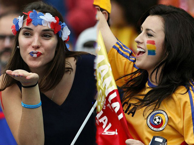 Thời trang - "Cân" nhan sắc fan "cuồng" của trận Pháp - Romania