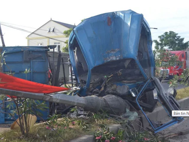 Tin tức trong ngày - Xe tải tông đổ cột đèn cao áp, 4 người nguy kịch