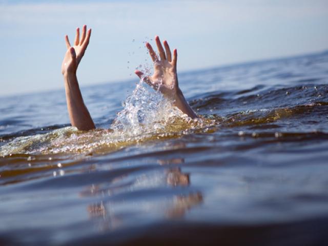 Tin tức trong ngày - Học sinh lớp 4 tử vong trên sông khi dùng chậu tập bơi