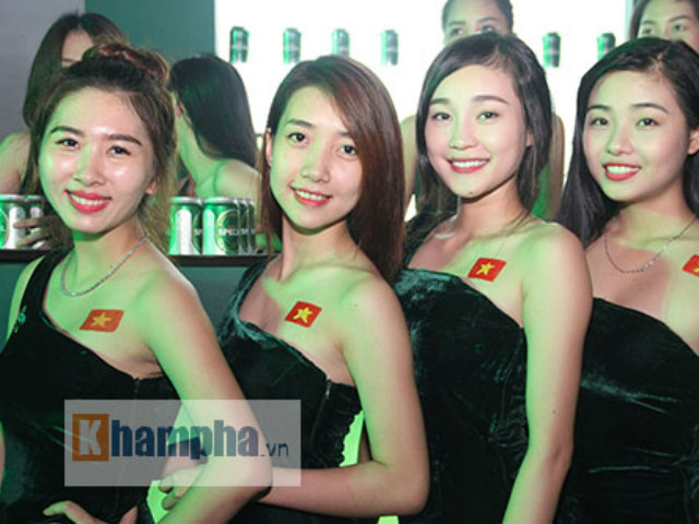 Bóng đá - Người đẹp “quẩy” tưng bừng ngày hội Fan zone ở TP.HCM