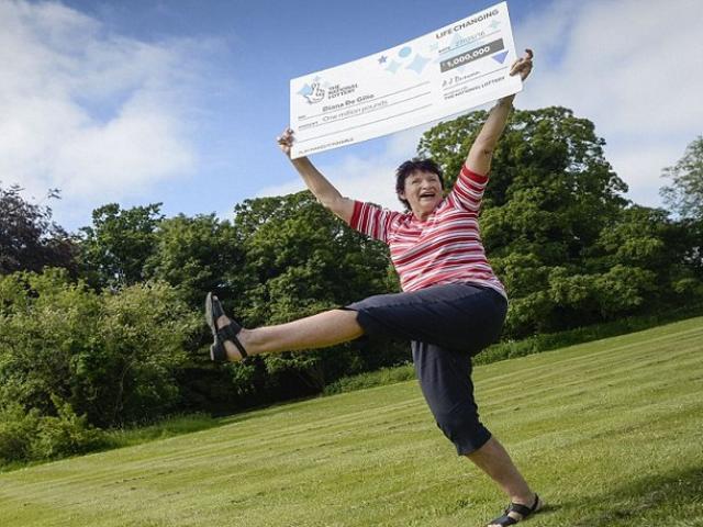 Thế giới - New Zealand: Cụ bà đi chơi "tiện tay" mua xổ số trúng 30 tỉ