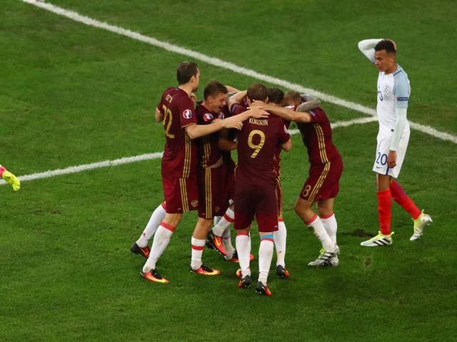 Bóng đá - Ảnh đẹp Euro 12/6: Xứ Wales mở hội, người Anh thở dài