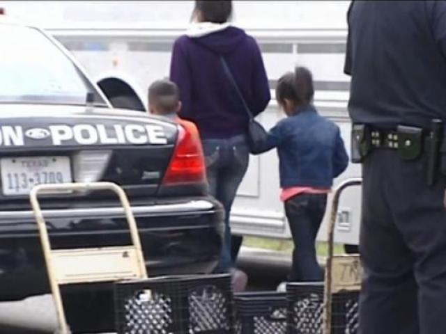 Du lịch - Úc: Nhốt 2 con ở nhà, bố mẹ đi chơi nước ngoài