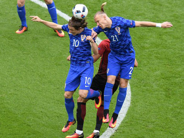 Bóng đá - Luka Modric tung siêu phẩm sút xa làm nức lòng CĐV Croatia